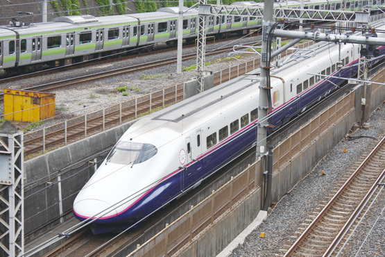 1位：下御隠殿橋（しもごいんでんばし）端正な顔立ちのE2系新幹線