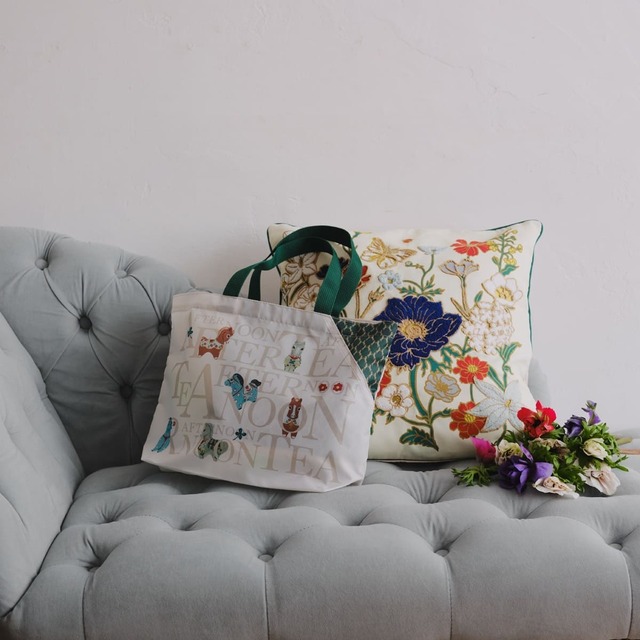 【ナタリー・レテ×Afternoon Tea LIVING】ロゴバッグS 2,970円、クッションカバー 5,500円