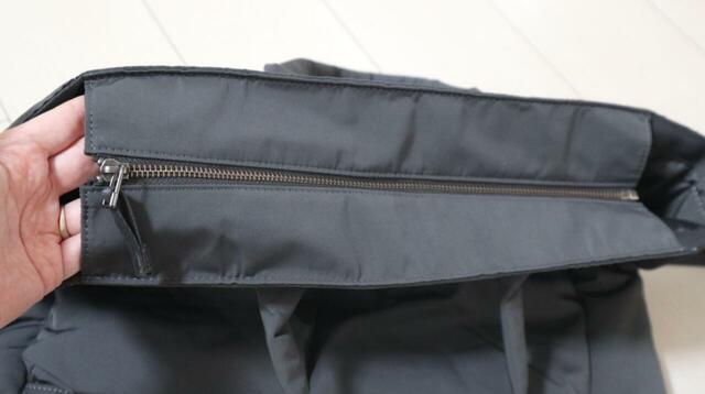 【ユニクロC 2WAYユーティリティバッグ】カラーはブラック、グレー、オリーブの3色展開。こちらはグレーです