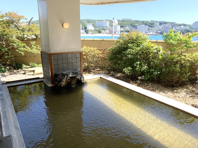 海から吹く風が気持ちいい露天風呂