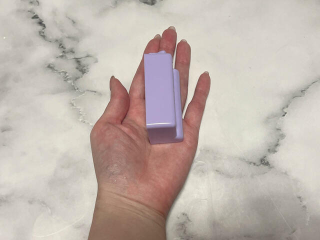 【ちいかわシールメーカー】サイズは（約）幅7×高さ3.5×奥行き2.5cm。手のひらに収まるコンパクトサイズです