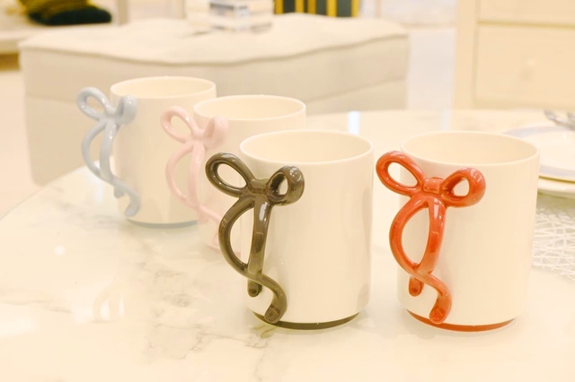 【Francfranc】「リボンマグ」各1,500円／ブルーとピンクが通常色、グレーとレッドが限定色