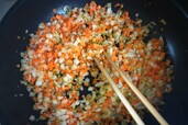 【〈塩分ハーフ〉ぐっち夫婦レシピ:味噌ボロネーゼ】オイル(大さじ1)を熱し、みじん切りにした玉ねぎ、にんじん、セロリを炒める。色づくまで10〜15分ほど炒めて一度取り出す