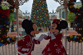 ミッキーとミニーはツリー前でグリーティング ©Disney