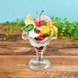「フルーツいろいろ♪お菓子なスウィートパフェ」＜1,298円（税込）＞【「TOM and JERRY DINER」に“フルーツパーラー”がテーマの期間限定メニューが登場】
