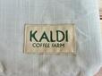 【カルディ 夏のコーヒーバッグ/オリジナル バッグ】右下には「KALDI COFFEE FARM」の織りタグ付き。さりげないアクセントになっています♪