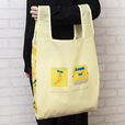 「東京ばな奈×ドクターイエロー エコバッグ」<価格:1枚 950円(税込)> 【【東京ばな奈×ドクターイエロー】激レアコラボの“大人気オリジナルエコバッグ”が店舗拡大で販売開始!】