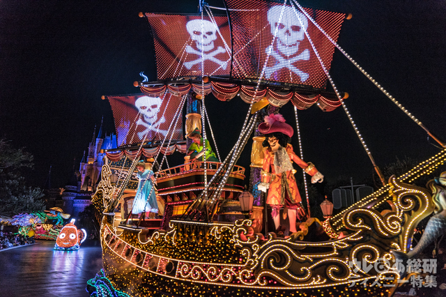 クリスマスバージョン「東京ディズニーランド・エレクトリカルパレード・ドリームライツ」（2016年）｜東京ディズニーランド「クリスマス・ファンタジー」