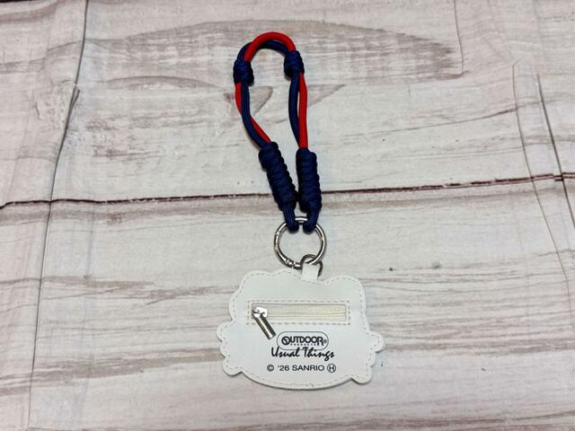 背面にファスナー付き