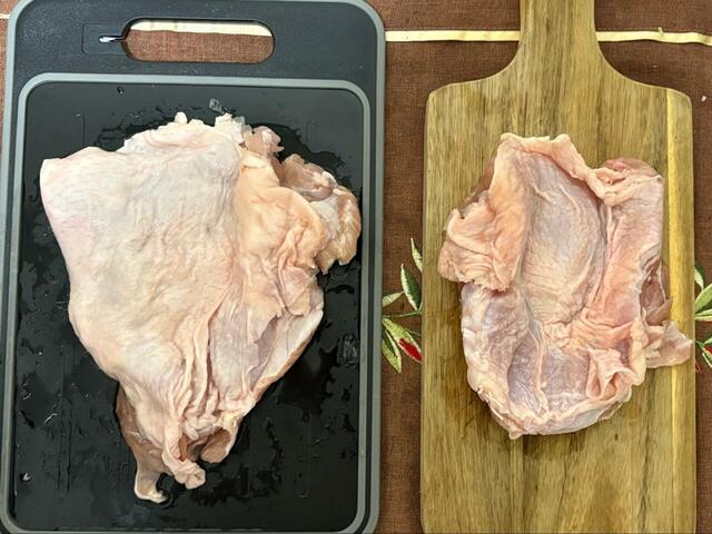 【ニトリ　解凍プレート シャープナー付きまな板】解凍後3時間経過。解凍プレートに置いた鶏肉は完全に解凍！一方、普通のまな板に置いた鶏肉は厚みのある部分がまだ凍ったままでした