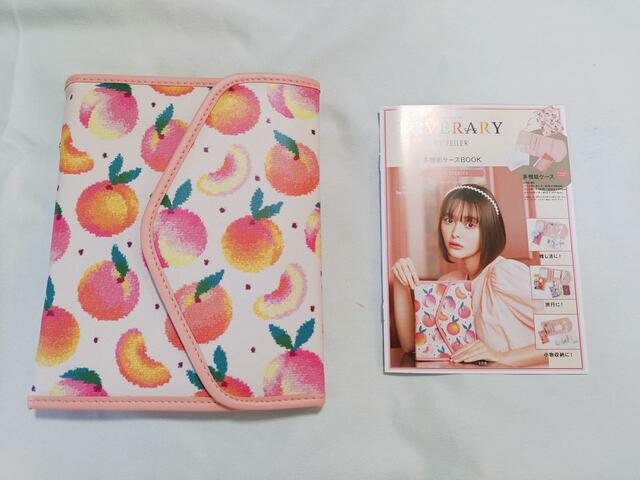 使用説明について記載のあるミニ冊子つき。表紙は玉城ティナさんです。【LOVERARY BY FEILER（ラブラリー バイ フェイラー）多機能ケースBOOK　STRAWBERRY DOTS】発売日：2023年7月7日、価格：2,695円（税込）