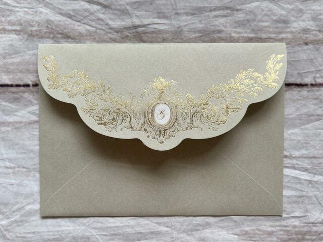 蓋を折り曲げるとこんな感じに。舞踏会の招待状が入っているのかと思うほど美しいです!