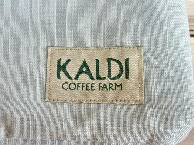 【カルディ 夏のコーヒーバッグ/オリジナル バッグ】右下には「KALDI COFFEE FARM」の織りタグ付き。さりげないアクセントになっています♪