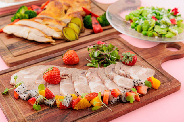 「冷製ポーク いちご入りフルーツ甘酢添え」＜期間：2026年1月23日～3月1日＞【“あまおう”を含む旬のいちご3種を食べ比べ♪USJオフィシャルホテルで「いちごブッフェ 2026」開催！】