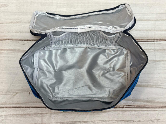 ガバッと大きく開くので、中身が見やすく、食品や飲み物の出し入れもスムーズ♪