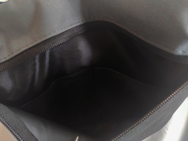 前面ポケットには、2つのポケットつき