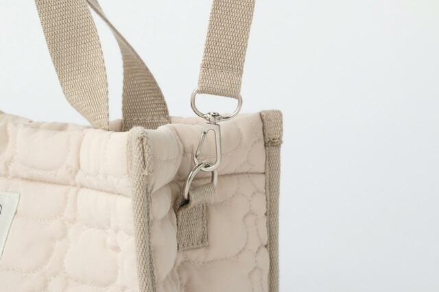 『リラックマ ふわふわキルティングバッグBOOK BEIGE ver.』取り外せるショルダーストラップ！
