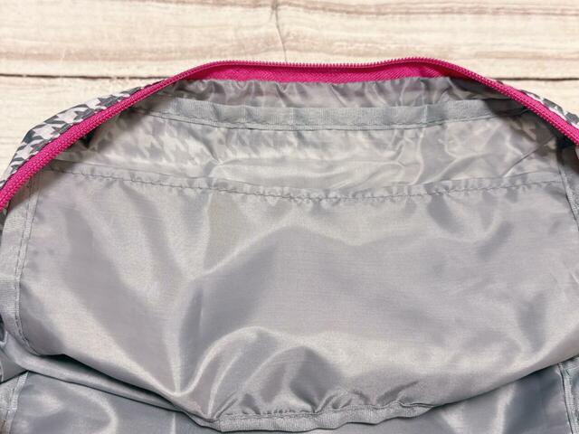 背面側に大きめサイズのポケットつき