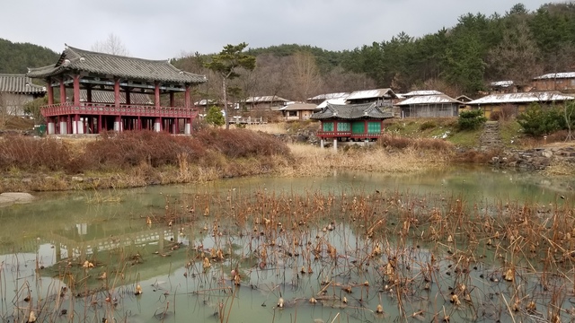 扶安映像テーマパークの城門をくぐると、正面には池が広がり、その向こうには王様が宴会を開く楼閣セットが
