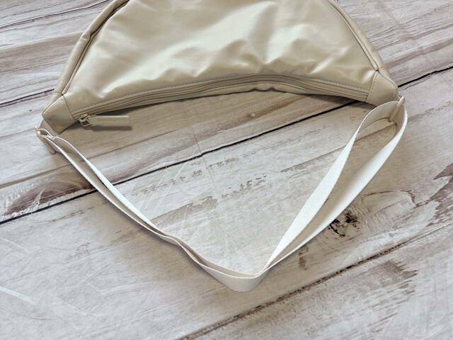 ショルダーを短めにしてボディバッグのように持つことができます♪