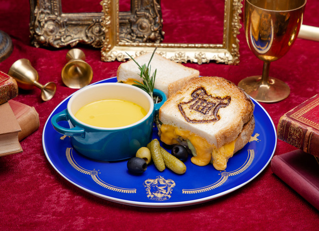【Harry Potter Cafe】ホグワーツ チーズトースティー　レイブンクロー ～ チキン＆マッシュルーム ～(税込¥1,760)
