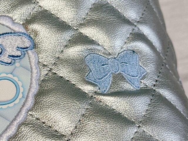 ワッペンの両サイドにはリボン刺繍があしらわれています♪【サンリオキャラクターズ当りくじ】「3．バニティケース／シナモロール」