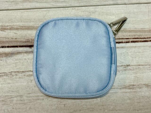 背面は装飾がないシンプルなデザイン