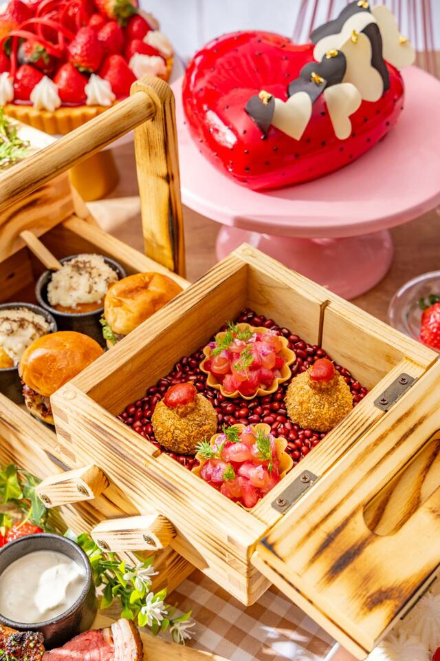 「ミートアフタヌーンティーwithストロベリースイーツビュッフェ」＜期間：2025年12月27日〜2026年5月上旬＞【【ヒルトン東京】苺とお肉の無限ループ！“ミートアフタヌーンティー”と一緒に“ストロベリースイーツ”が食べ放題”が楽しめる！】