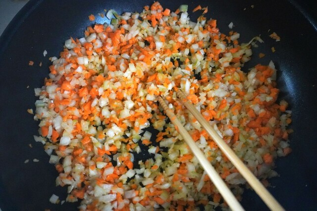 【〈塩分ハーフ〉ぐっち夫婦レシピ：味噌ボロネーゼ】オイル（大さじ1）を熱し、みじん切りにした玉ねぎ、にんじん、セロリを炒める。色づくまで10〜15分ほど炒めて一度取り出す