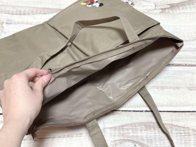 内側はポケットなどはないシンプルな作り