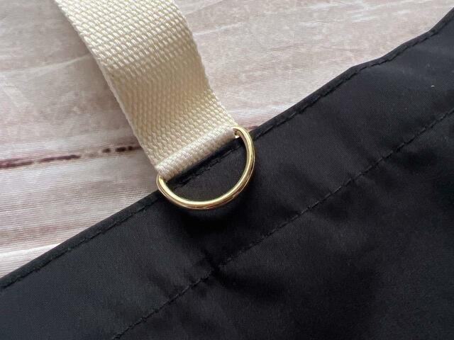 バックのハンドルにもゴールドのDカンがついています