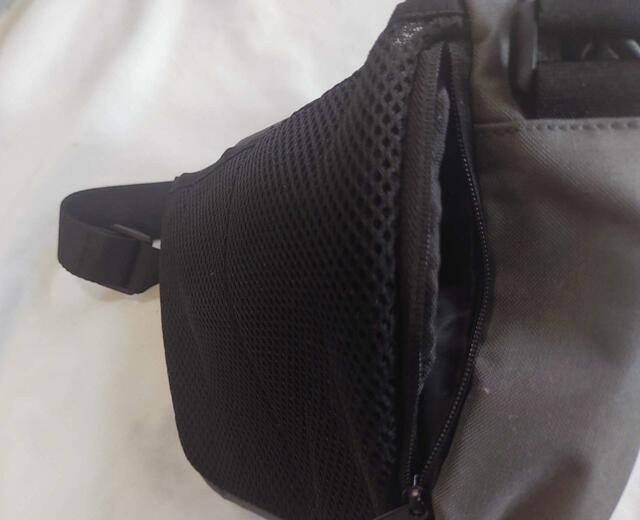 背面横には、ファスナーがついたサイドポケット