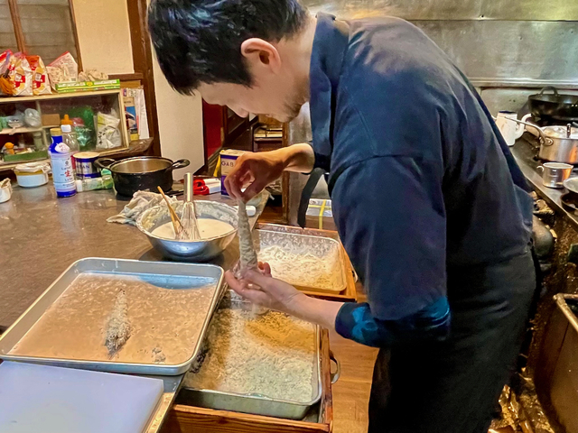 【洋食入舟】尾っぽを切った天使の海老に、生パン粉をつけて油で揚げる