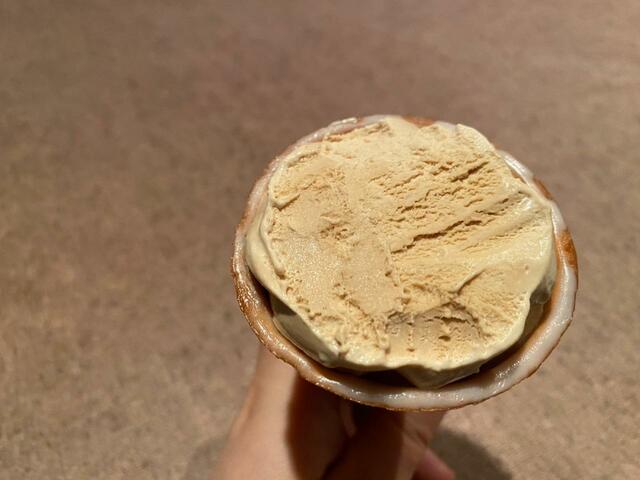 【カフェラテワッフルコーン】冷蔵庫から出して少し溶かして食べるのがおすすめ。