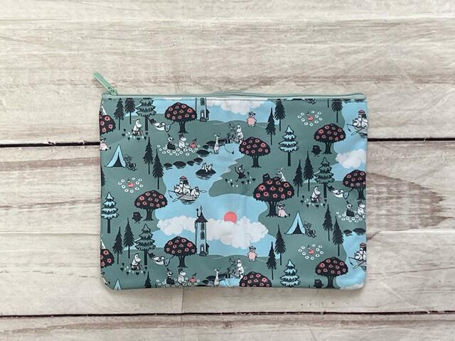 大サイズのポーチは（約）縦20cm×横27.5cm