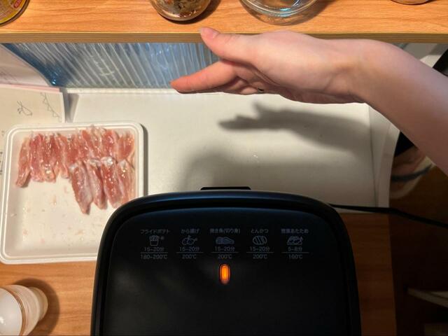 【ニトリ　ノンオイルフライヤー】手を当てているところまで温風がきます