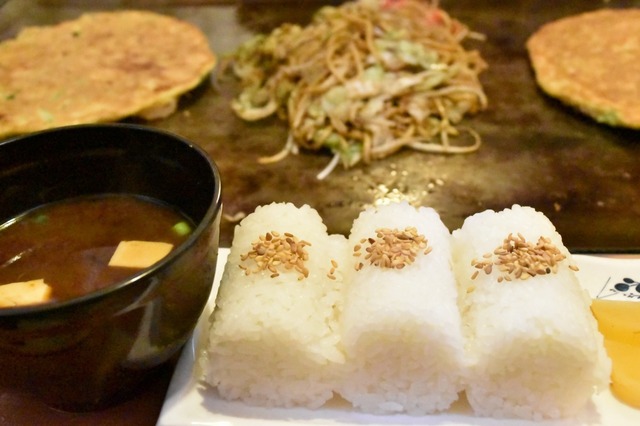 おにぎりは俵型で味噌汁は赤出汁