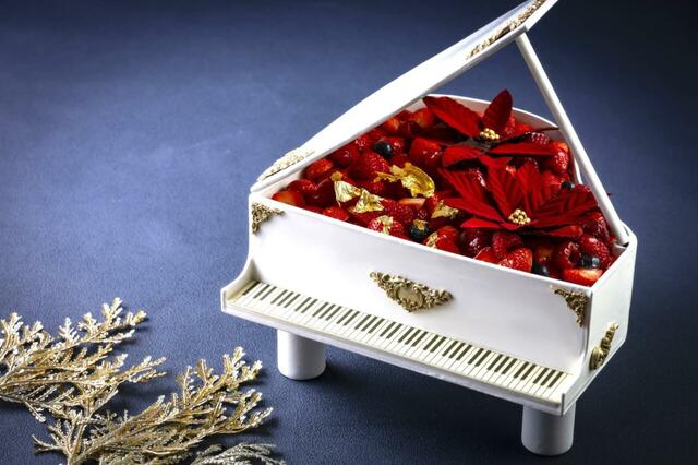 「アンサンブル」＜価格：45,000円（税込）＞【ホワイトピアノや時計がモチーフの芸術的なクリスマスケーキが登場♪「ザ・プリンス パークタワー東京」で予約スタート！】