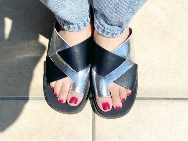 【niko and ... オリジナル厚底トングサンダル】クッション性が高く、歩行時の衝撃をしっかり吸収してくれるため長時間履いても足の負担はほとんど感じません！