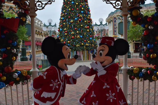 ミッキーとミニーはツリー前でグリーティング ©Disney