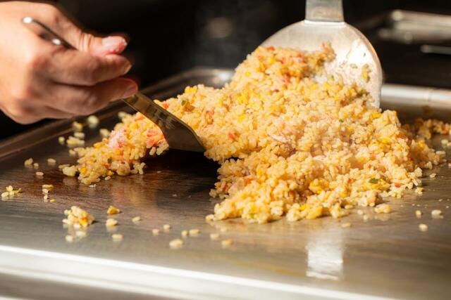 鉄板で香ばしく炒めた「蟹チャーハン」【まるごと かに祭】