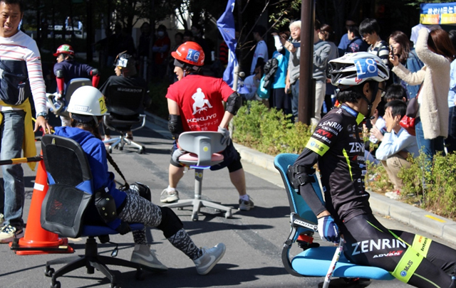 いす同士の熾烈な戦い! 「いす-1」グランプリの模様