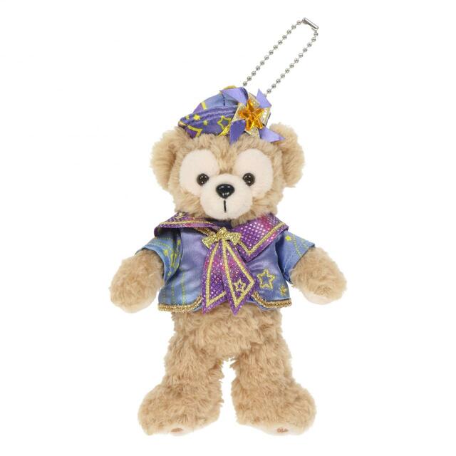 ぬいぐるみバッジ 2,500円｜高さ約15cm｜「ダッフィー＆フレンズのフロム・オール・オブ・アス」グッズ｜東京ディズニーリゾート40周年“ドリームゴーラウンド”｜発売日：2023年4月10日（月）｜販売店舗：東京ディズニーシー「マクダックス・デパートメントストア」