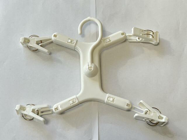 【ダイソー 伸縮ズボンピンチハンガー】上の引っ掛ける場所が完全に折りたためるので、収納しやすい