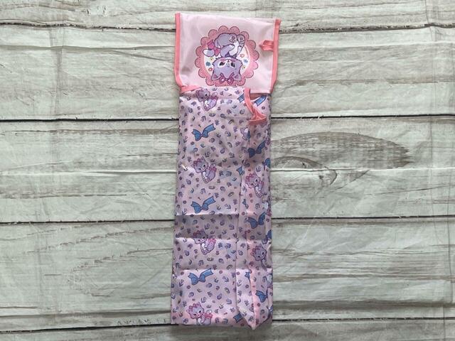 ポケットの横幅に合わせて、バッグ本体を左右に折りたたみ…