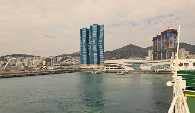 【大阪↔釜山 クルーズ体験記】釜山港に接岸中。左手がターミナル、その左がツインタワー、さらに左がKTX釜山駅