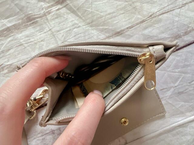 お札は3つ折りにすれば収納可能