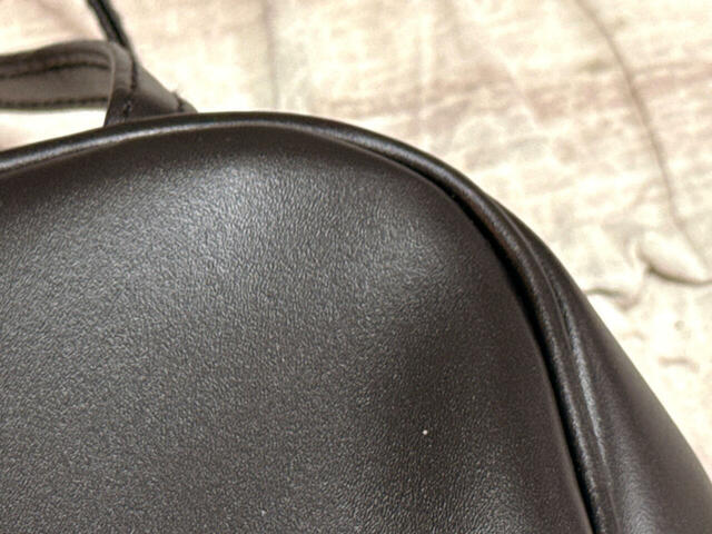 素材はPVC合皮。基布にポリウレタン樹脂などをコーティングした「シンセティックレザー」を使用。高級感たっぷり!