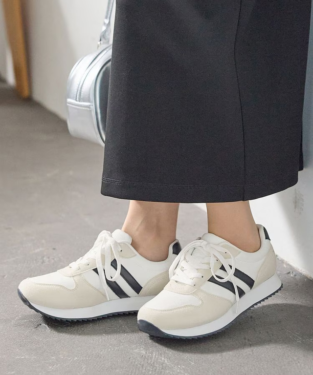 「快適ラインスニーカー」2,980円（税込）