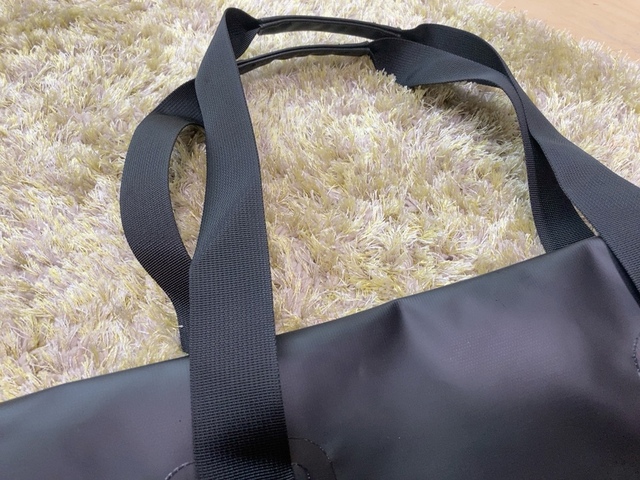 【ワークマン 防水ボストンバッグ】持ち手部分は防水コーティングされていませんが、水を吸収しにくいポリエステル100%素材です